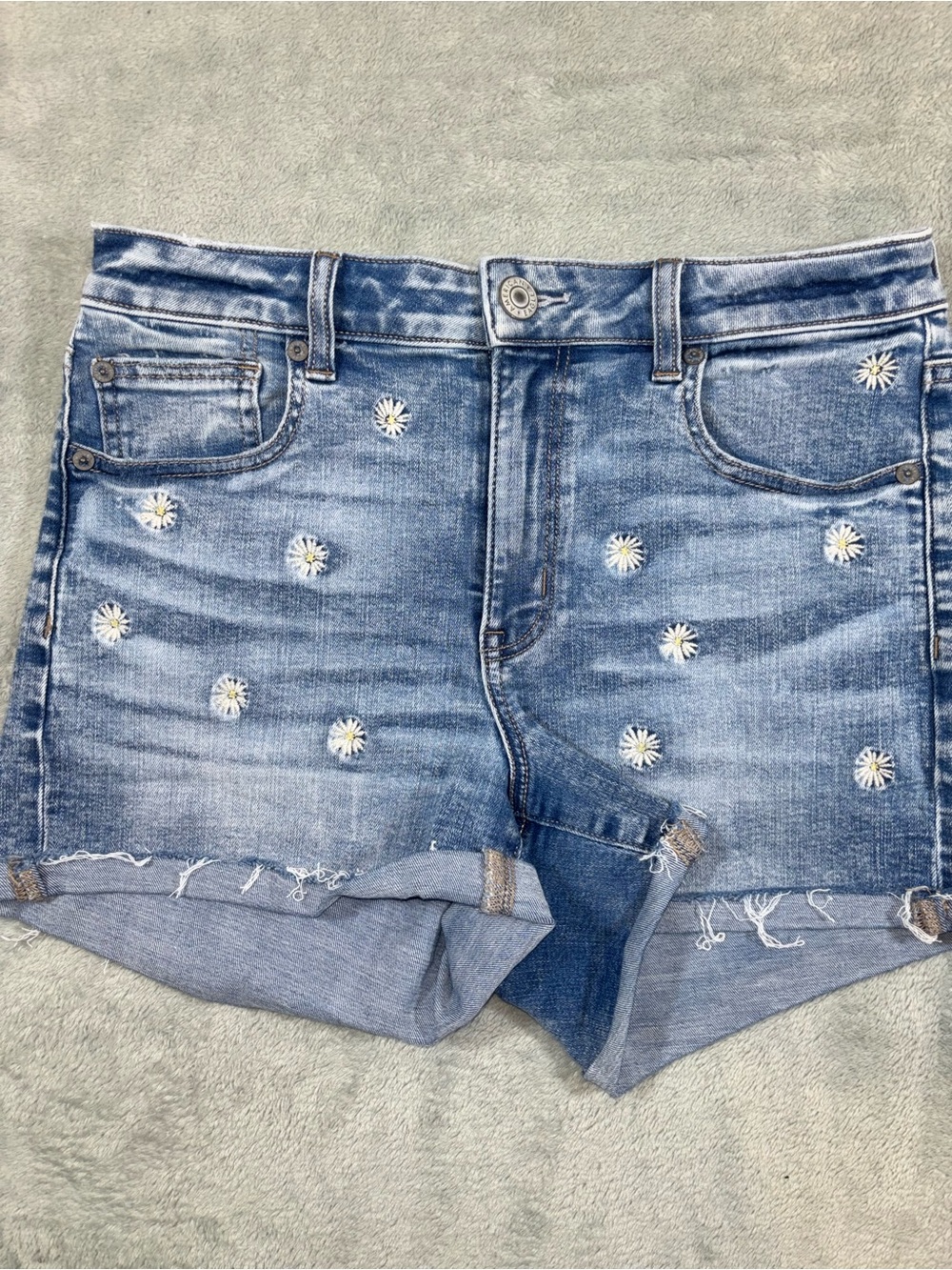 American eagle Hi-Rise shortie with embroidered daisy size 8